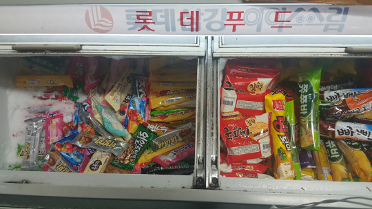 9일 서울 신도림동의 한 슈퍼마켓 점포의 냉동고에 가격이 표시되지 않은 아이스크림 바가 절반 가까이 채워져 있다.